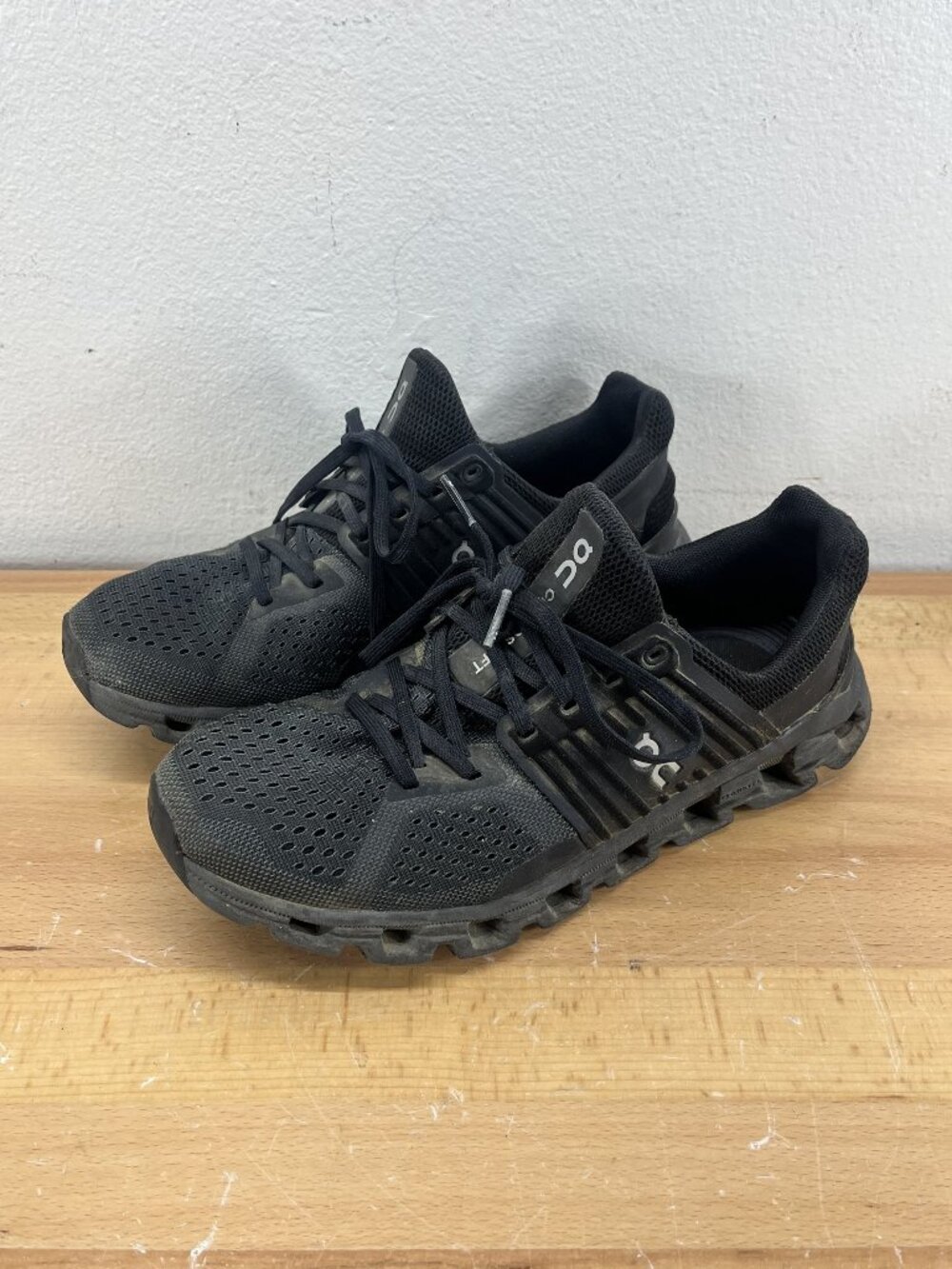 Size 8.5 Women's On Cloudswift Low All Black Sneakers 41.98459 Shoes - Picture 1 of 15